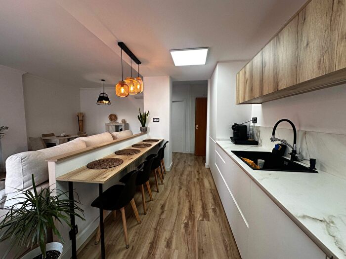 Casas en venta y pisos alquiler - 1
