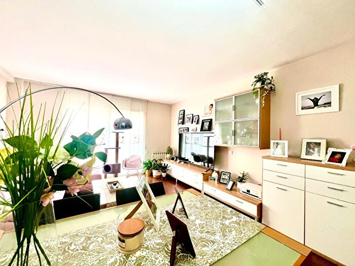 Casas en venta y pisos alquiler - 1