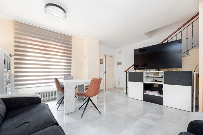 Casas en venta y pisos alquiler - 1