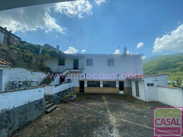 Casa en venta en Aller, Asturias de 5 habitaciones