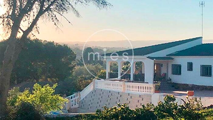 Casa en venta en Los Felipes Corral de Carmelo, Chiva de 8 habitaciones