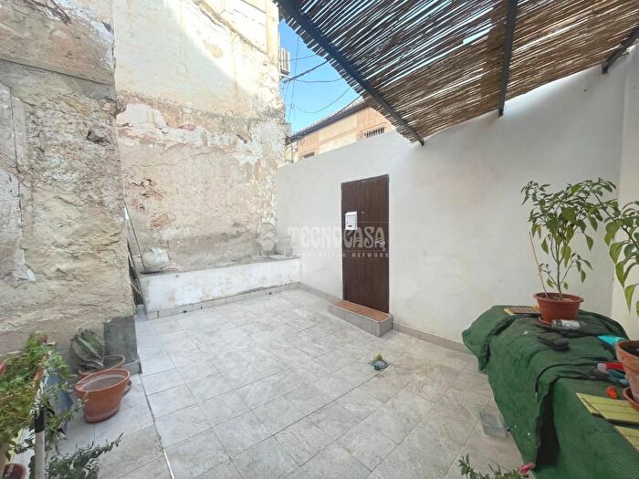 Casas en venta y pisos alquiler - 1