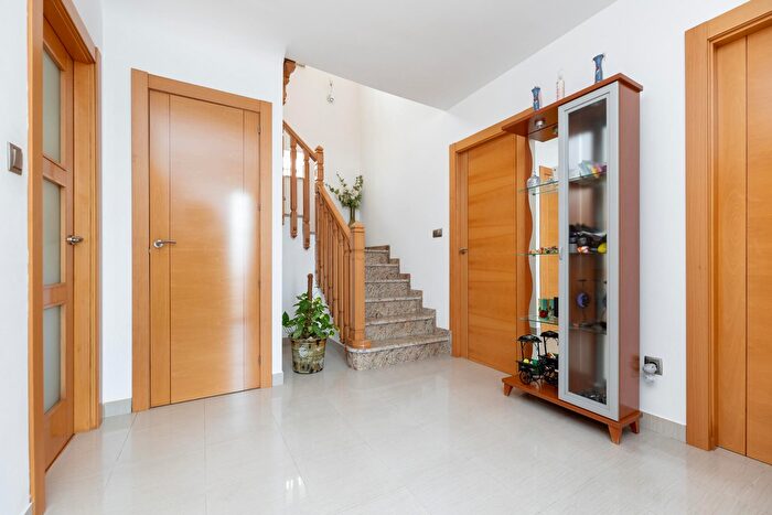 Casas en venta y pisos alquiler - 3