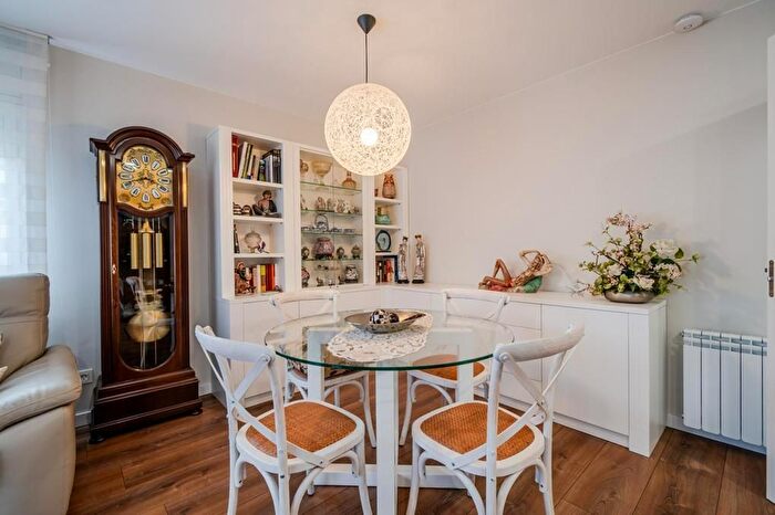 Casas en venta y pisos alquiler - 3