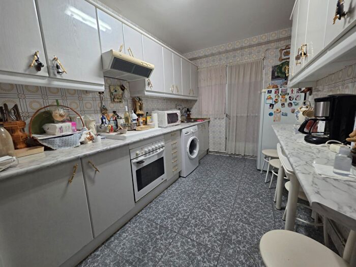 Casas en venta y pisos alquiler - 3