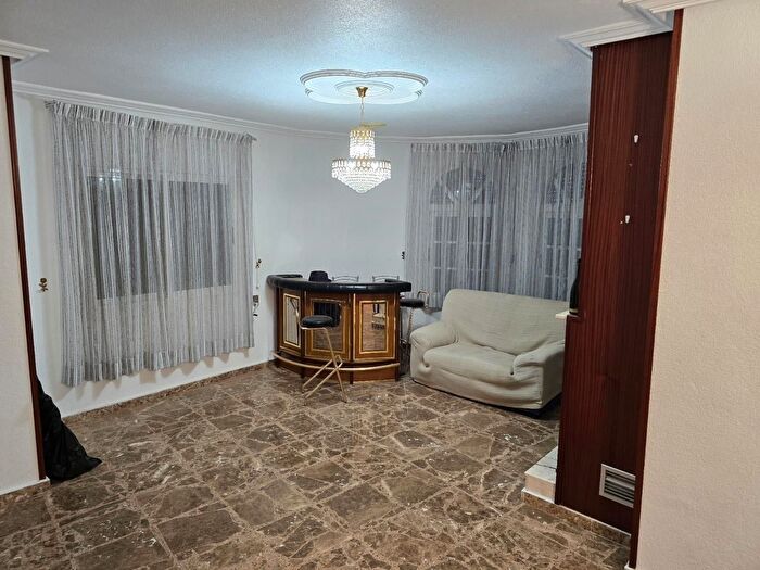 Casas en venta y pisos alquiler - 3