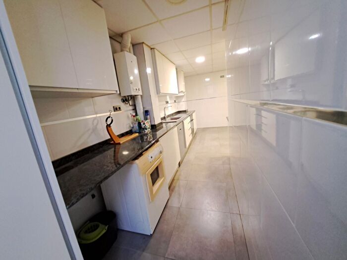 Casas en venta y pisos alquiler - 3