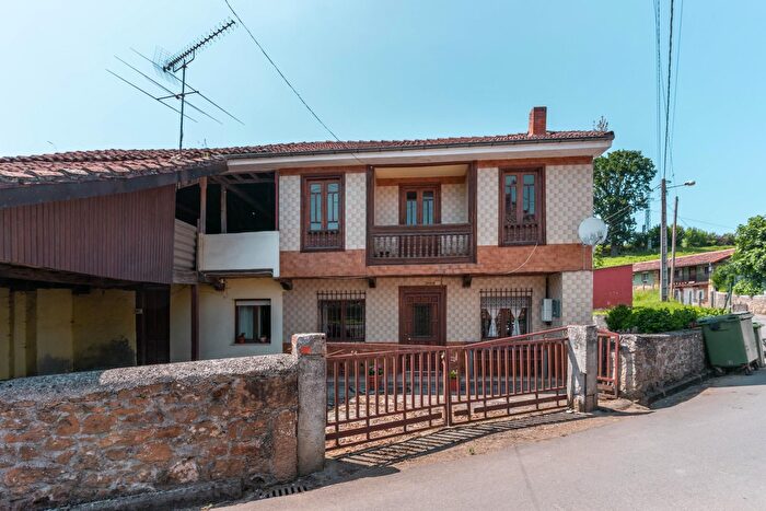 Casa en venta en Nava, Asturias de 5 habitaciones