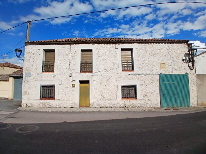Casa en venta en Hontalbilla, Segovia de 3 habitaciones
