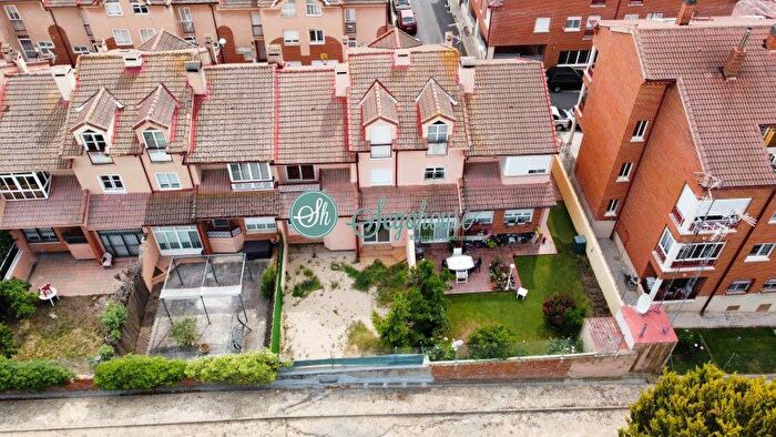 Casas en venta y pisos alquiler - 1