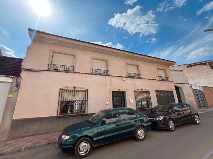 Casas en venta y pisos alquiler - 3