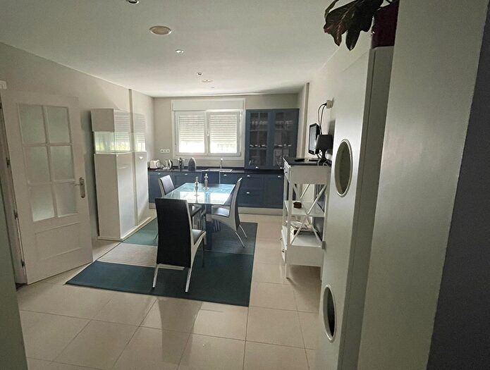 Casas en venta y pisos alquiler - 3