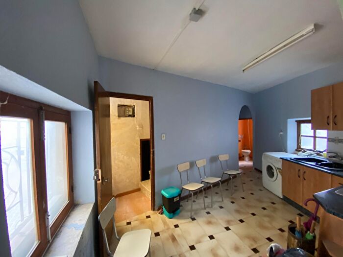 Casas en venta y pisos alquiler - 3