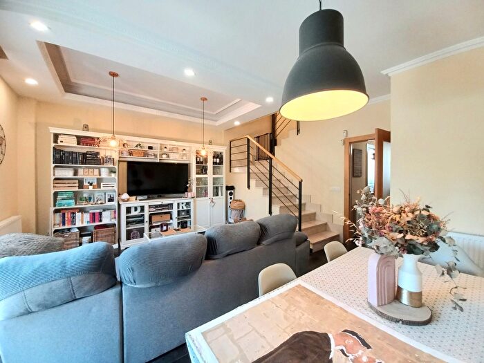 Casas en venta y pisos alquiler - 3
