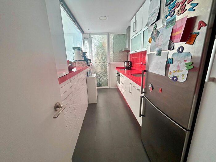 Casas en venta y pisos alquiler - 3