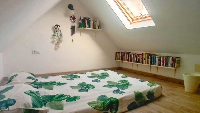 Casas en venta y pisos alquiler - 3