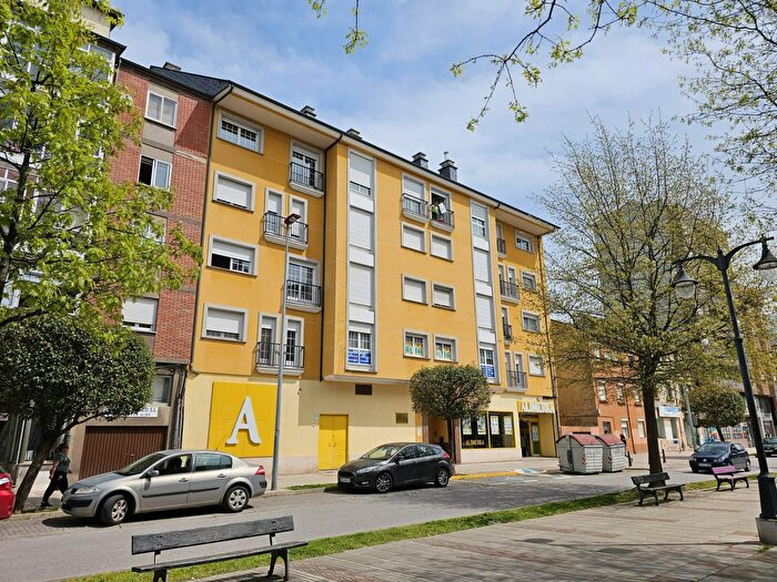 Piso en venta en Flores de Sil La Placa, Ponferrada de 2 habitaciones