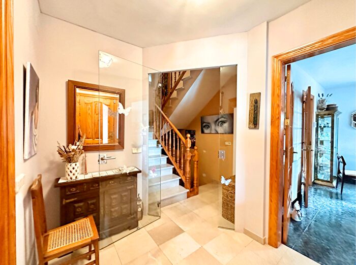 Casas en venta y pisos alquiler - 3