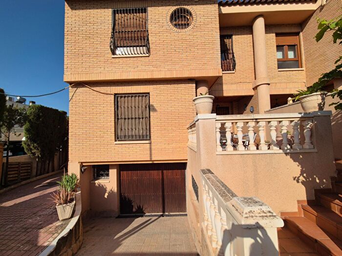 Casa en venta en Petrer, Alicante de 5 habitaciones