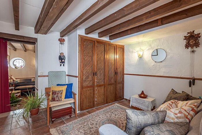 Casas en venta y pisos alquiler - 3