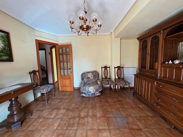 Casas en venta y pisos alquiler - 3
