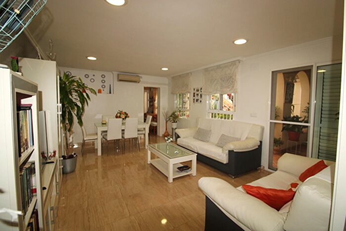 Casas en venta y pisos alquiler - 3
