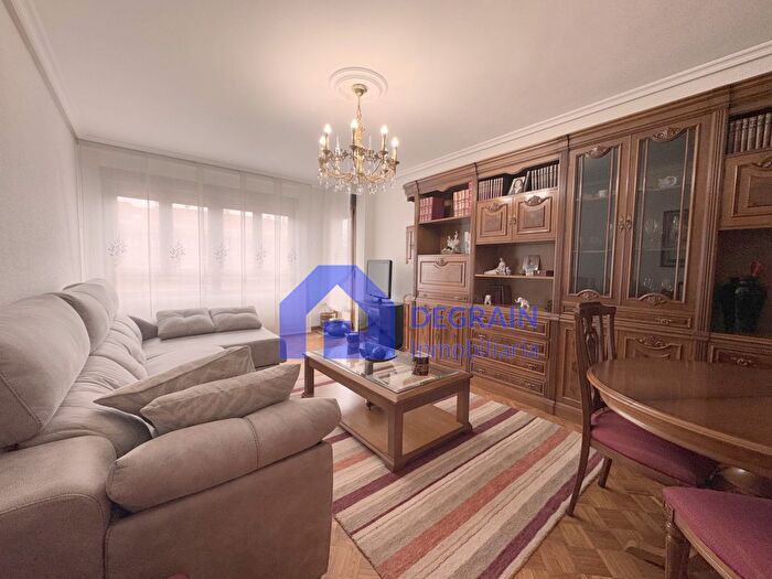 Piso en venta en Centro Casco Histórico, Salesas Foncalada Campoamor de 4 habitaciones