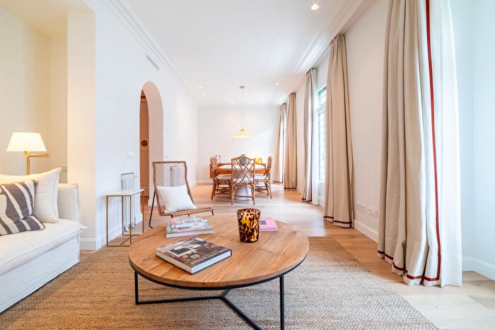 Piso en venta en Chamberí, Almagro de 3 habitaciones