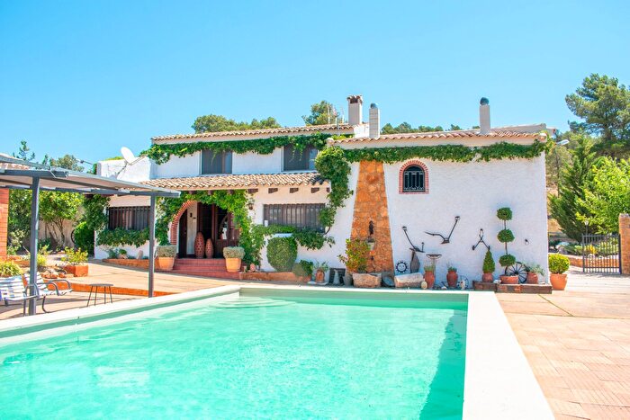 Casa en venta en Onil, Alicante de 8 habitaciones