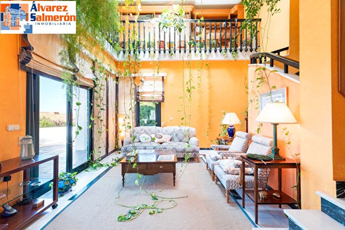 Casa en venta en Genil, Camino de los Neveros Serrallo de 5 habitaciones