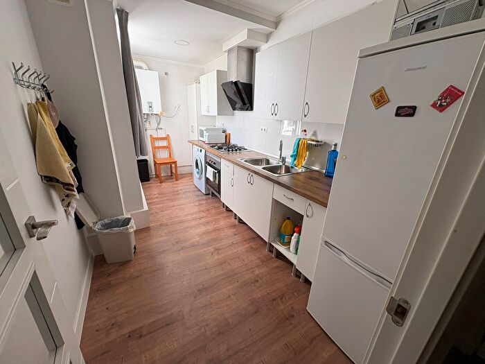 Casas en venta y pisos alquiler - 3