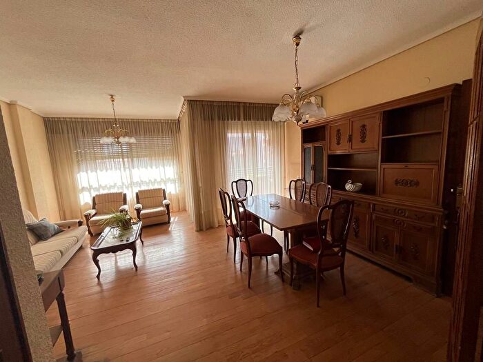 Casas en venta y pisos alquiler - 1