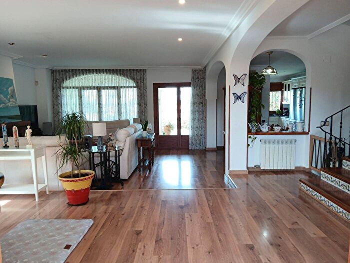 Casas en venta y pisos alquiler - 3