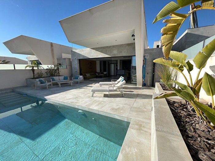 Casa en venta en Almoradí, Alicante de 4 habitaciones
