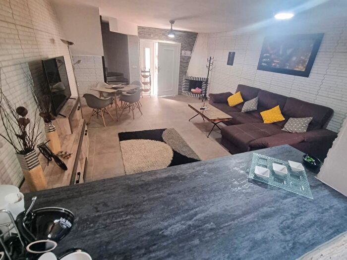 Casas en venta y pisos alquiler - 3
