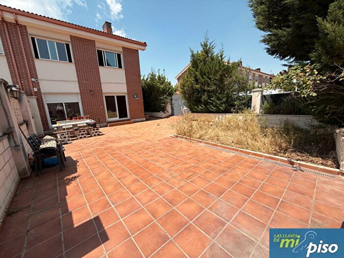 Casas en venta y pisos alquiler - 3