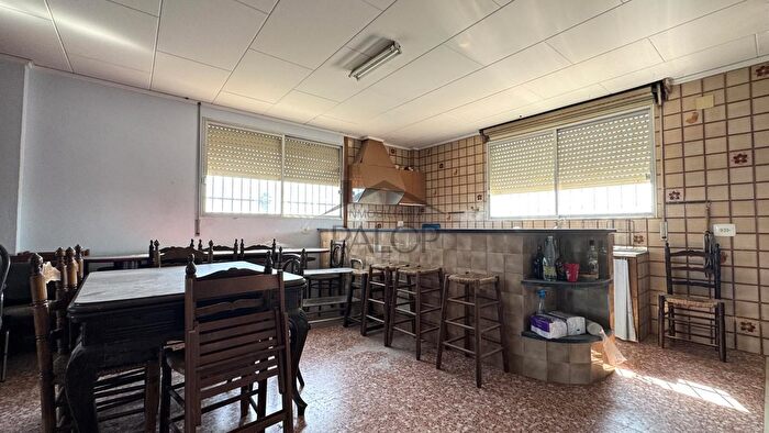 Casas en venta y pisos alquiler - 3