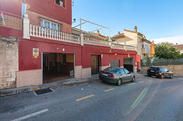 Casa en venta en Huétor Vega, Granada de 5 habitaciones