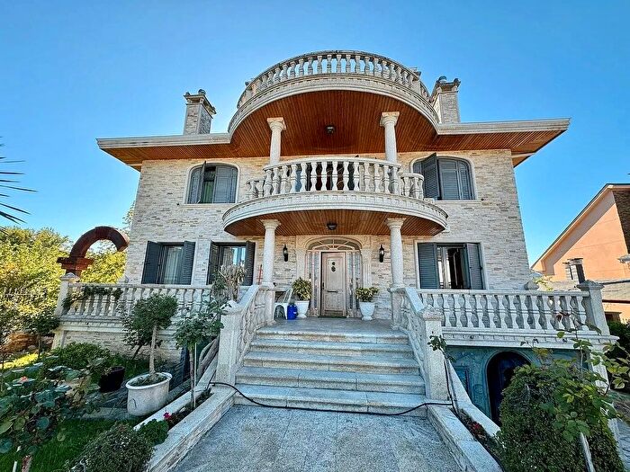 Casa en venta en Cacabelos, León de 8 habitaciones