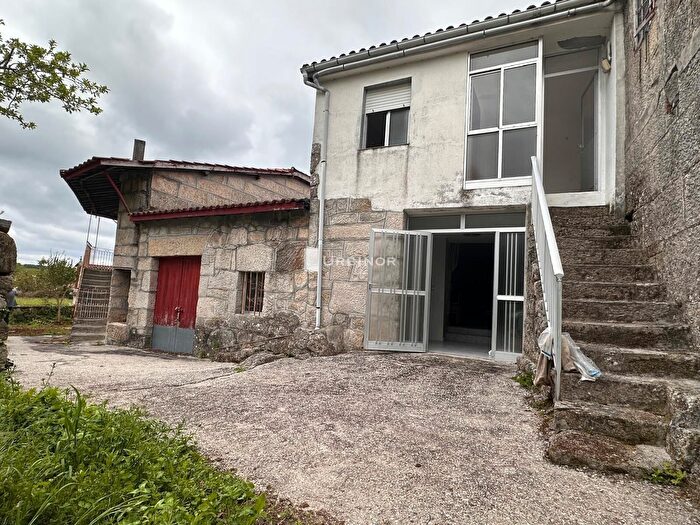 Casa en venta en Esgos, Ourense de 3 habitaciones