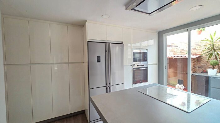 Casas en venta y pisos alquiler - 3