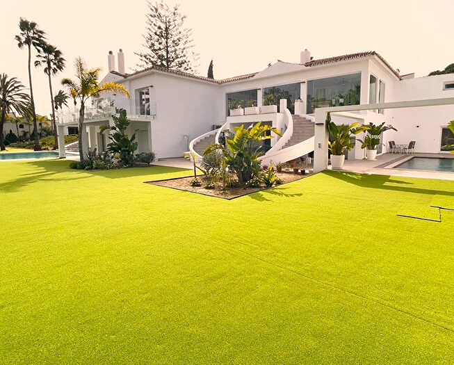 Casa en venta en Benamara Atalaya, Benatalaya de 10 habitaciones