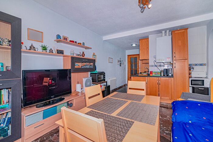 Casas en venta y pisos alquiler - 3