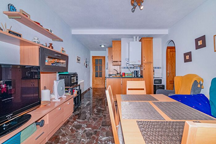 Casas en venta y pisos alquiler - 1