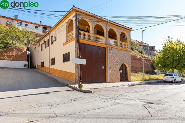 Casa en venta en Iznalloz, Granada de 4 habitaciones