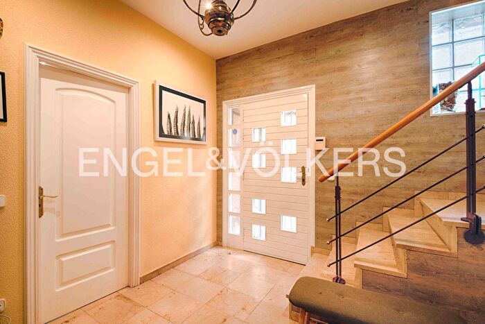 Casas en venta y pisos alquiler - 1