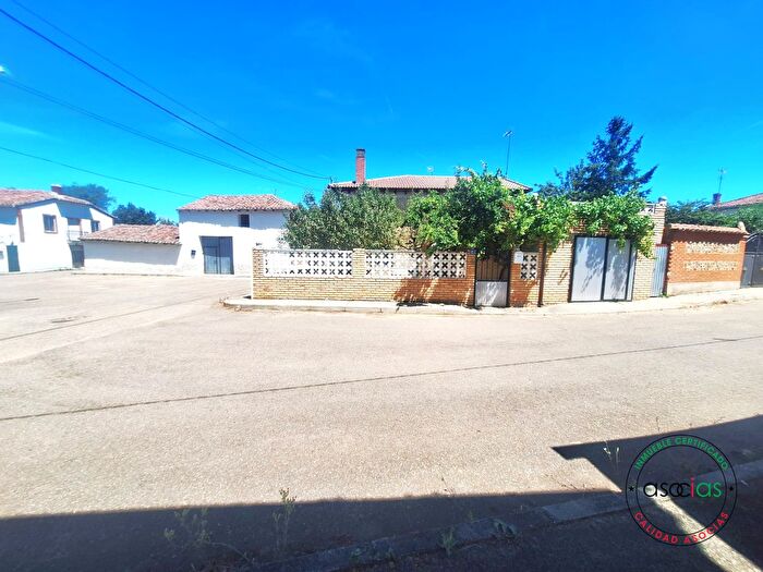 Casa en venta en Villazanzo de Valderaduey, León de 5 habitaciones