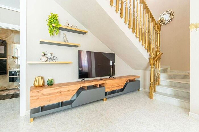 Casas en venta y pisos alquiler - 3