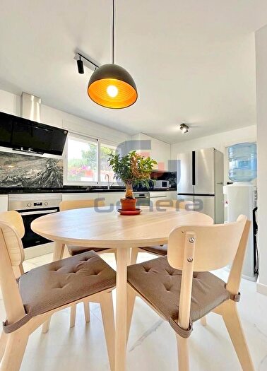 Casa en venta en Busot, Alicante de 4 habitaciones