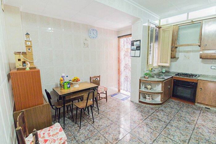 Casas en venta y pisos alquiler - 3